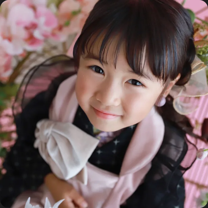 花に囲まれた着物姿の女の子