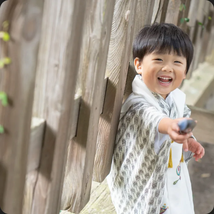 袴姿で笑う男の子